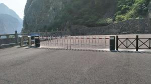 单层栏栅道闸+三辊闸